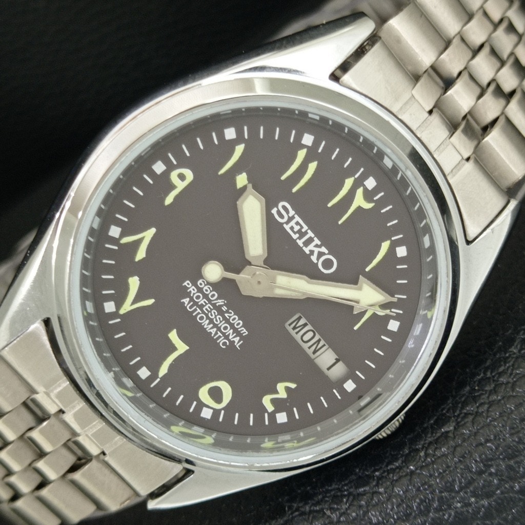 Vintage 1980 Seiko Automatic Mens Silver Watch WDaydate  Black Accents